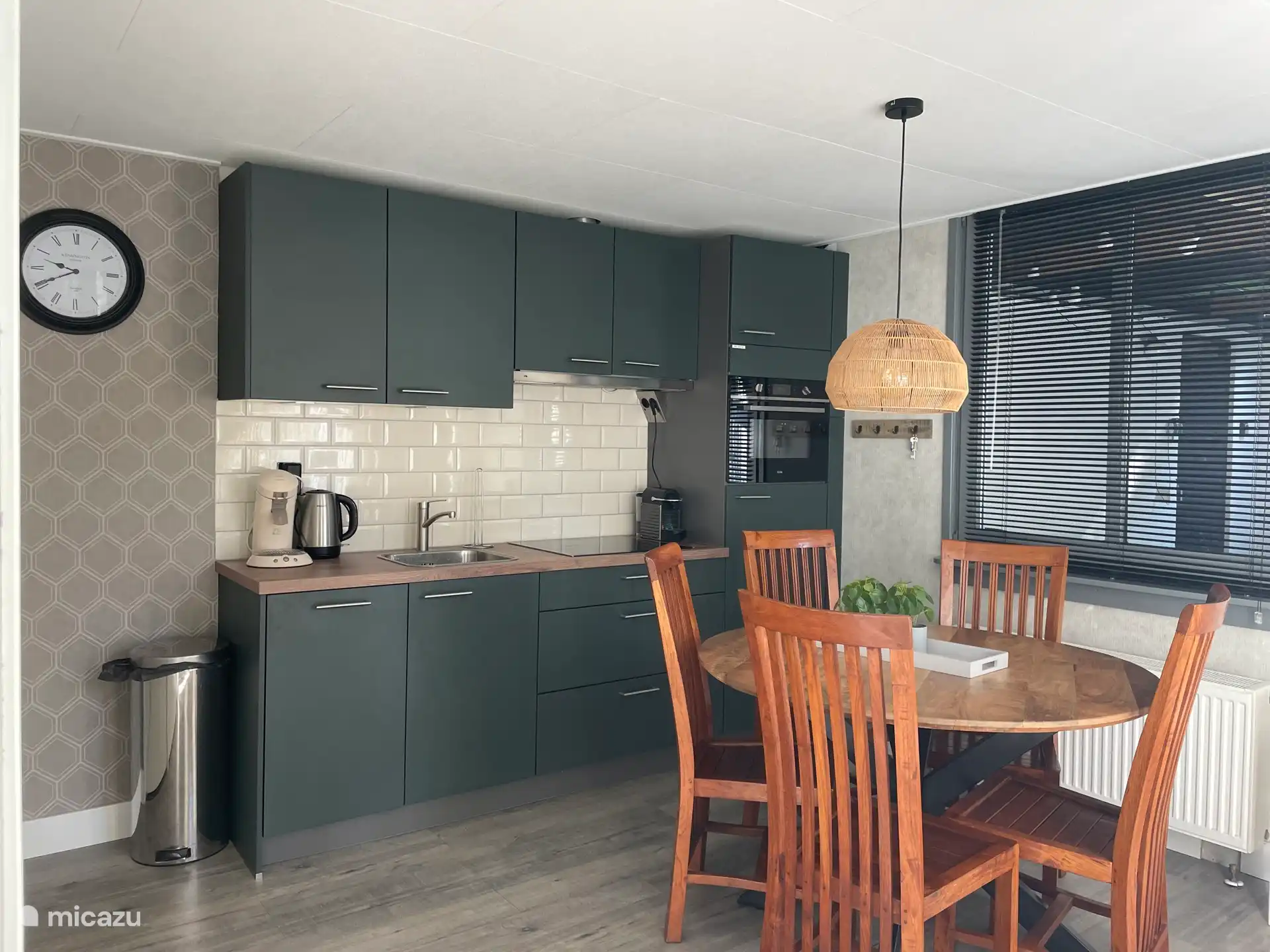 Nueva cocina en 2024 con horno/microondas, cocina de inducción, lavavajillas y nevera grande con compartimento pequeño para congelador.