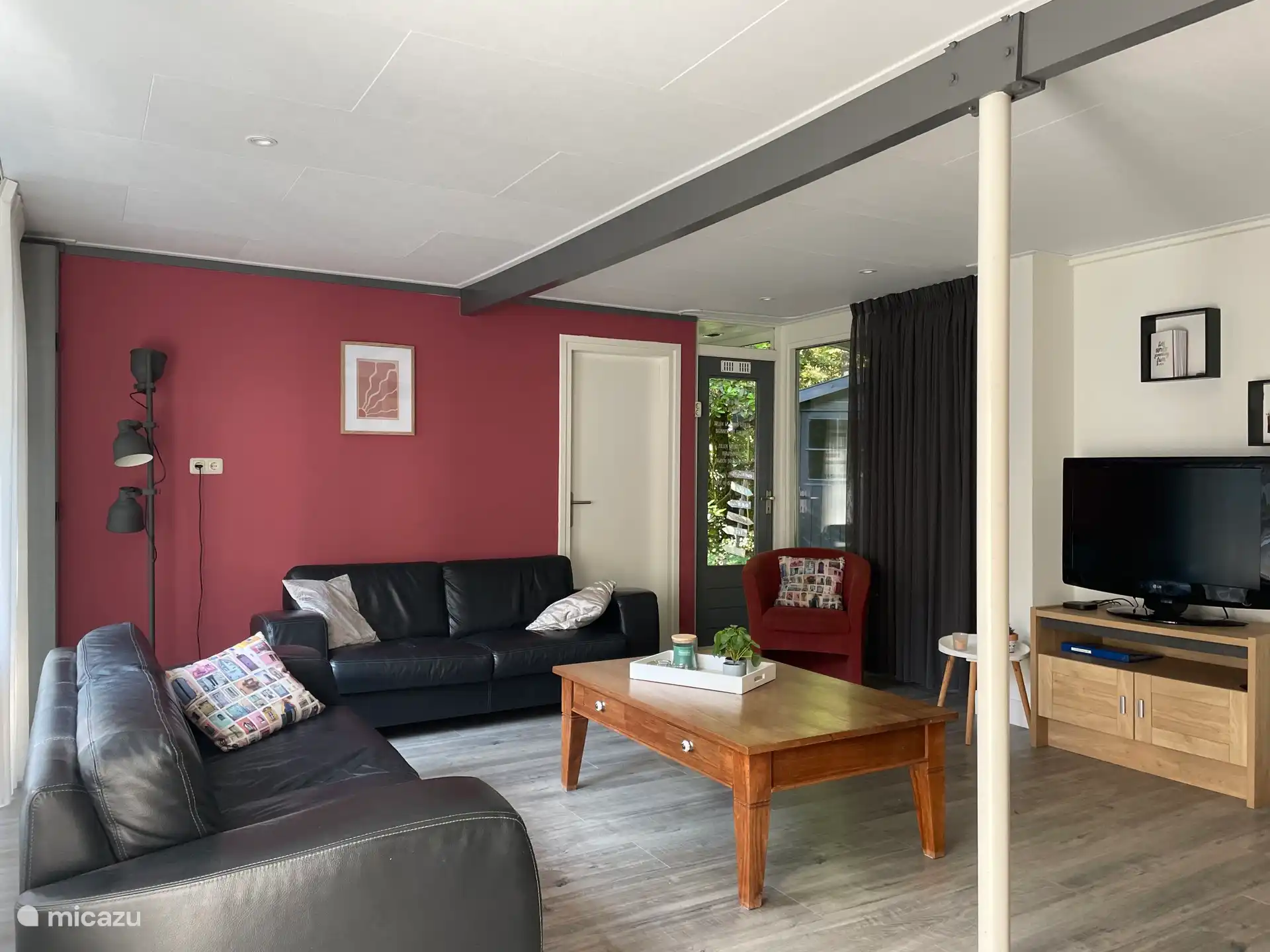 Salón, 3 sillas y 2 sofás