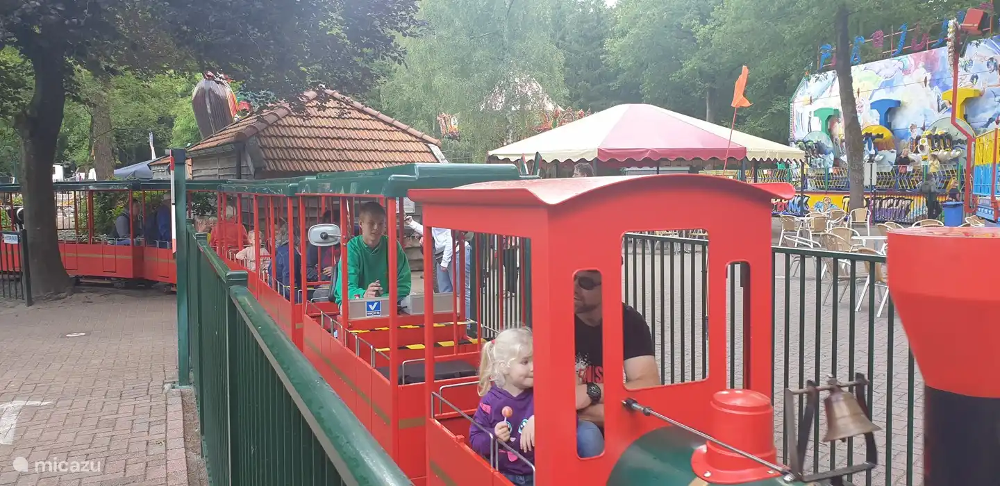 Un parque de diversiones para jóvenes y mayores