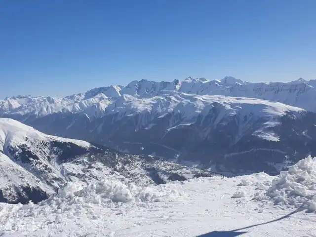 Chalet Belle Hélène | Suisse, Valais, Fiesch - chalet Domaine d'Aletsch avec plus de 100 km de pistes et 1000 km de sentiers. Le chalet se trouve à 10 minutes à pied de la télécabine ou vous pouvez vous garer à la télécabine.