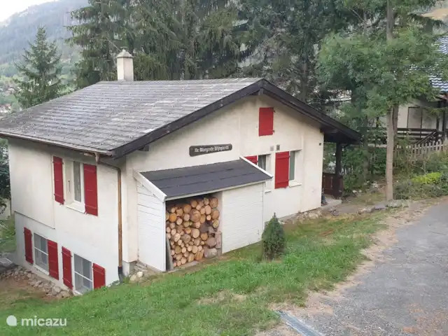 Chalet Belle Hélène | Suisse, Valais, Fiesch - chalet Le chalet est situé au bout d'un chemin privé. Vous pouvez également vous garer en haut du chemin privé. Le chemin privé mène à la Furkastrasse (la route principale à travers la vallée du Rhône, numéro 9).