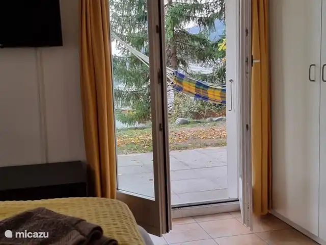 Chalet Belle Hélène | Suisse, Valais, Fiesch - chalet chambre principale avec TV et portes-fenêtres donnant sur la terrasse