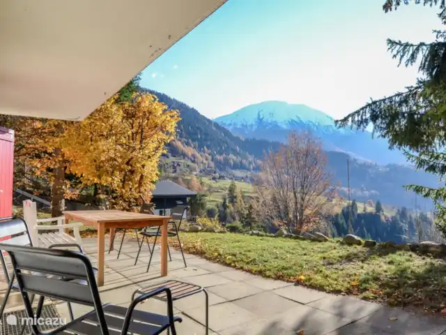 Chalet Belle Hélène | Suisse, Valais, Fiesch - chalet La vue depuis la terrasse. Vous regardez ici la vallée du Rhône et la ville d'Ernen.