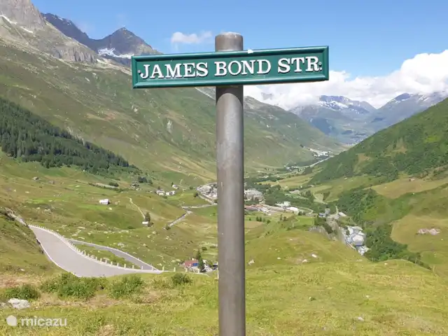 Chalet Belle Hélène | Suisse, Valais, Fiesch - chalet Au col de la Furka, James Bond a également roulé avec Goldfinger. En voici une commémoration.