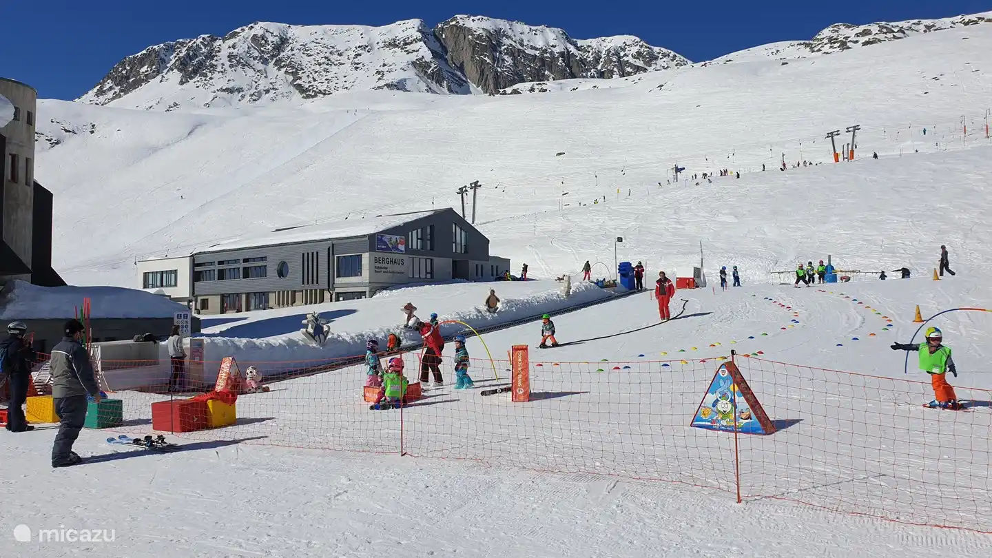 The kids club right after the gondola. Often there are Dutch ski instructors and teachers.