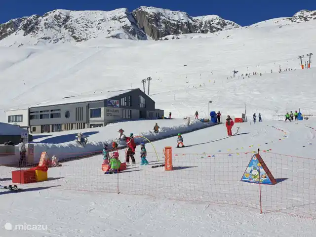 Chalet Belle Hélène | Suisse, Valais, Fiesch - chalet Le club enfants juste après la télécabine. Il y a souvent des moniteurs et des professeurs de ski néerlandais.