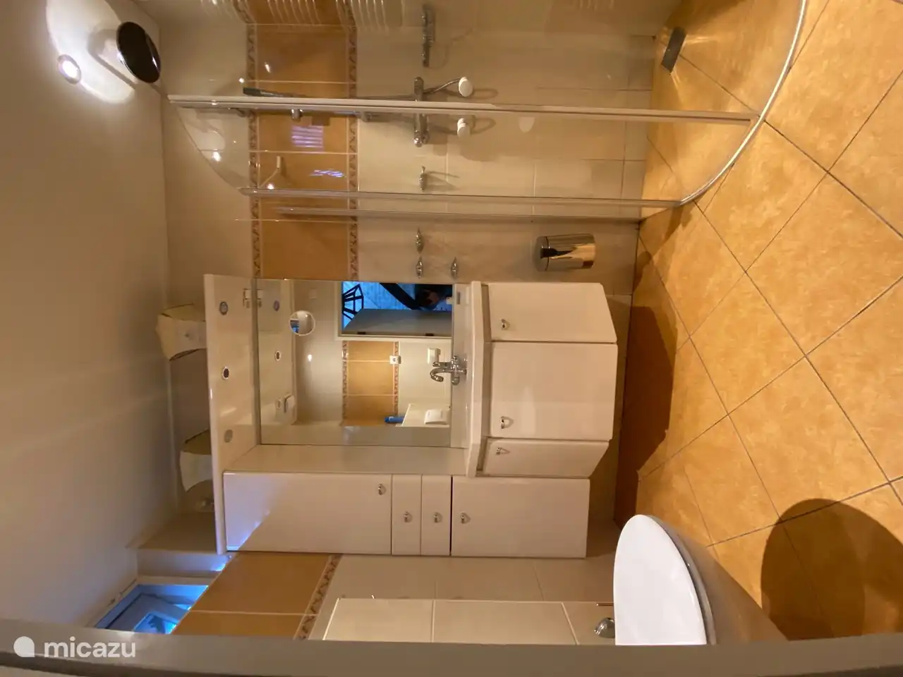 Dies ist das Badezimmer im ersten Stock.