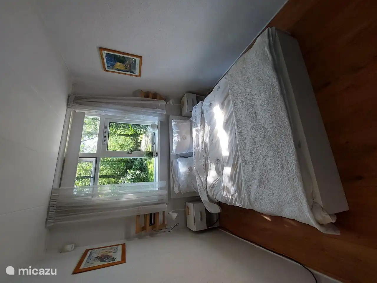 Dabei ist das Schlafzimmer im Erdgeschoss 1,40 m breit. Da sich im ersten Stock auch ein Badezimmer befindet, eignet sich das Haus gut für ältere Menschen, die weniger in der Lage sind, die Treppe hinauf und hinunter zu gehen.