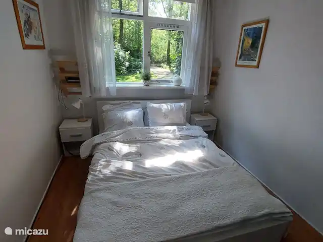 Boshuis huren in Nederland, Drenthe, Wateren - vakantiehuis Dit is de slaapkamer op de benedenverdieping 1.40m breed. Omdat er ook een badkamer op de eerste verdieping is, leent de woning zich goed voor ouderen die minder goed de trappen op en af kunnen.