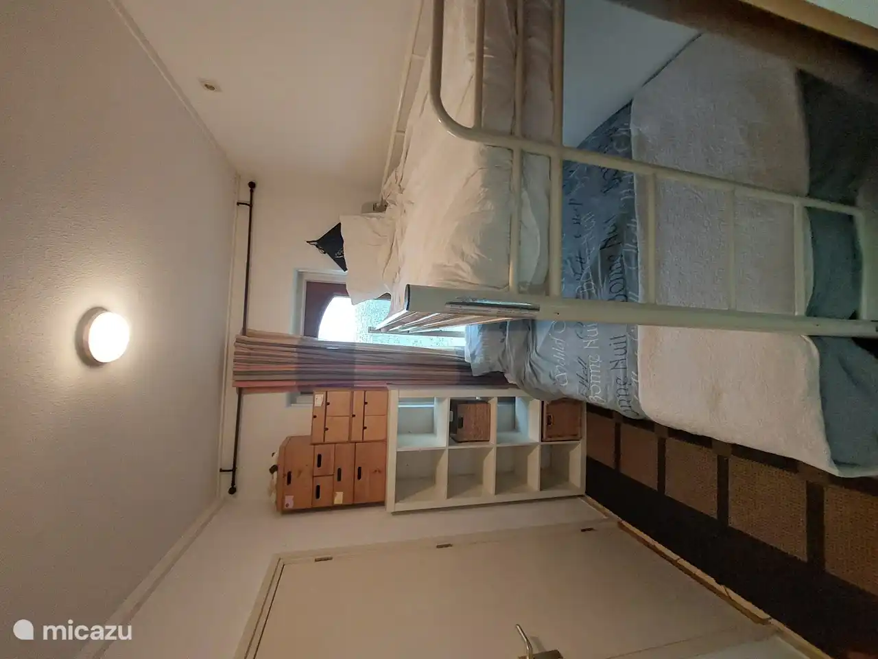 Dies ist das Schlafzimmer im ersten Stock. Oben ein Einzelbett und unten eine Matratze von 1,40 m.