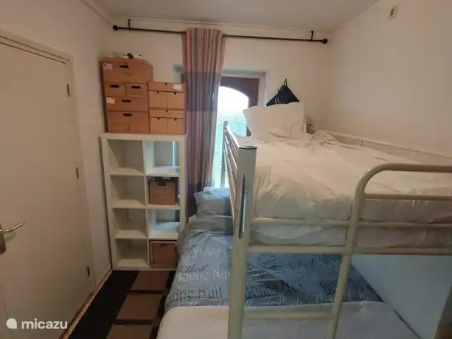 Boshuis huren in Nederland, Drenthe, Wateren - vakantiehuis Dit is de slaapkamer op de eerste verdieping. Boven een eenpersoonsbed en onder een matras van 1.40 m.