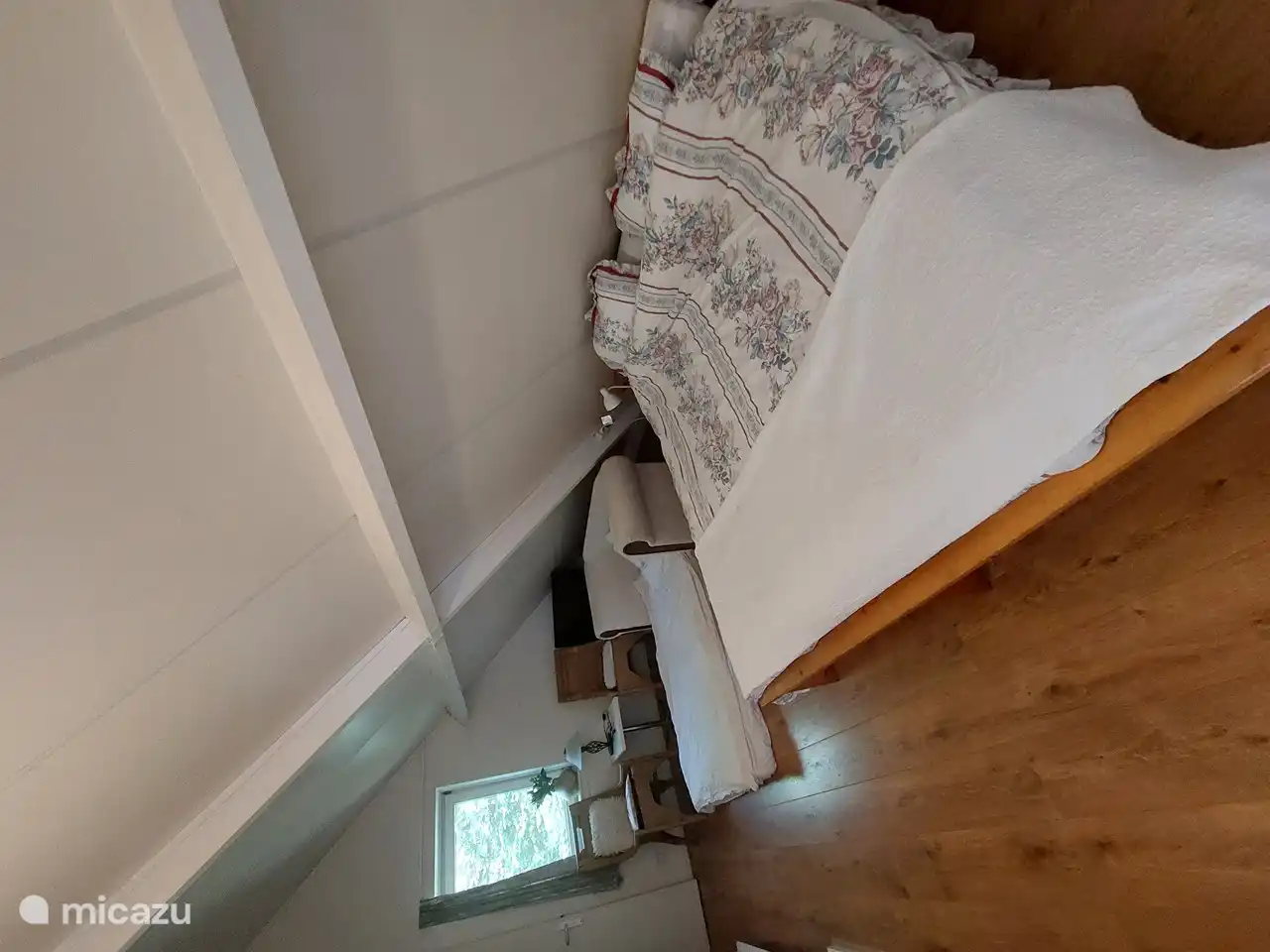 Das Doppelbett ist 1,60 m groß. Das Schlafsofa daneben kann als Einzelbett genutzt werden, kann aber auch zusammengeklappt werden und als Sitzecke dienen.