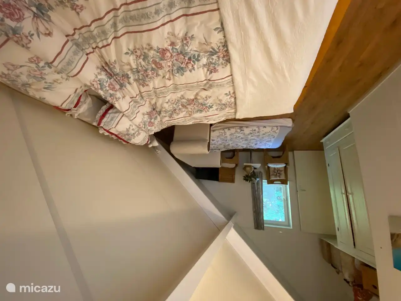 Angrenzend an dieses Zimmer befindet sich ein kleines Zimmer mit einem Kinderbett und einem Einzelbett. Das kann sehr schön sein, um die kleinen Kinder in den ersten Nächten zu beruhigen. Das Zimmer hat einen zweitürigen Wäscheschrank.