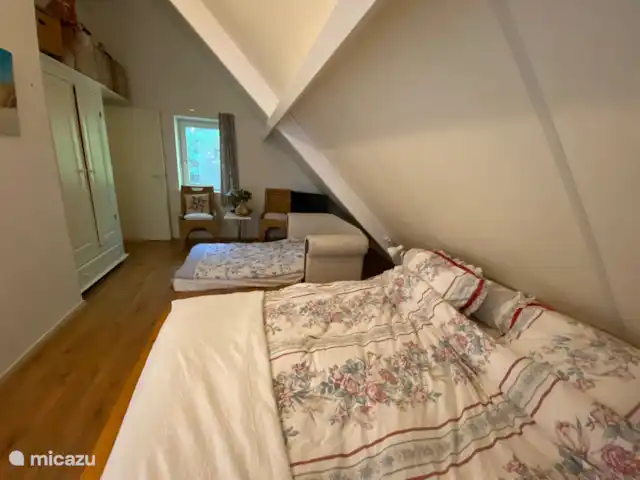 Boshuis huren in Nederland, Drenthe, Wateren - vakantiehuis Aansluitend aan deze kamer is een kleine kamer met een ledikantje en een eenpersoonsbed. Dit kan heel fijn zijn om de eerste nachten de kleine kinderen gerust te stellen. De kamer heeft een tweedeurslinnenkast.