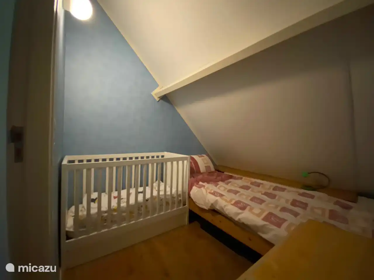 Das Kinderbett kann zum Zeitpunkt der Buchung gemietet werden. Dann kann auch der gesamte Raum genutzt werden. Der Deckel des Tisches ist klappbar. Die Wickelunterlage (erhältlich) kann auf die Klappe gelegt werden.