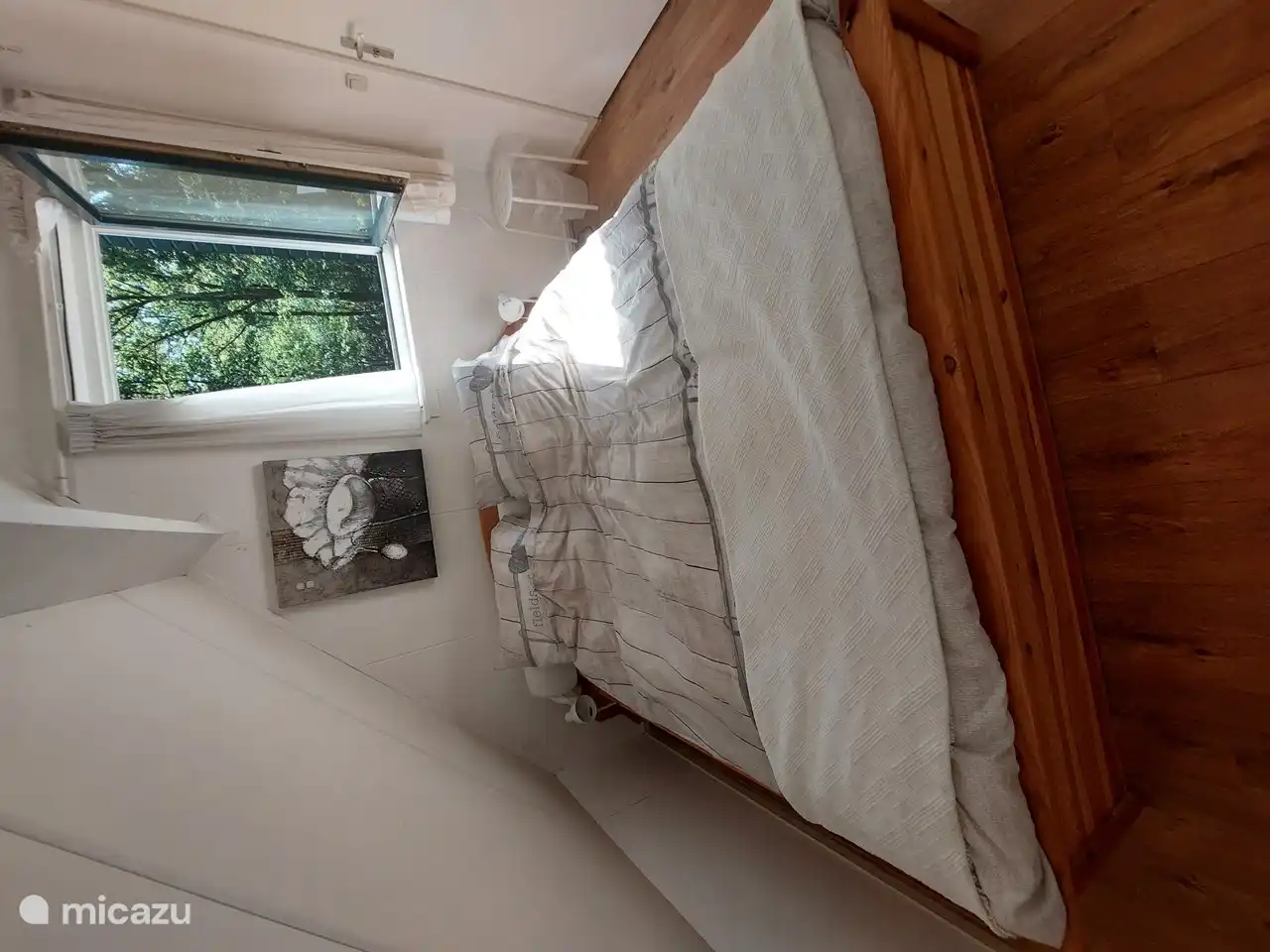 Dieses Zimmer hat ein Bett von 1,60 m. Es gibt einen Einbauschrank, in dem die Kleidung aufbewahrt werden kann.