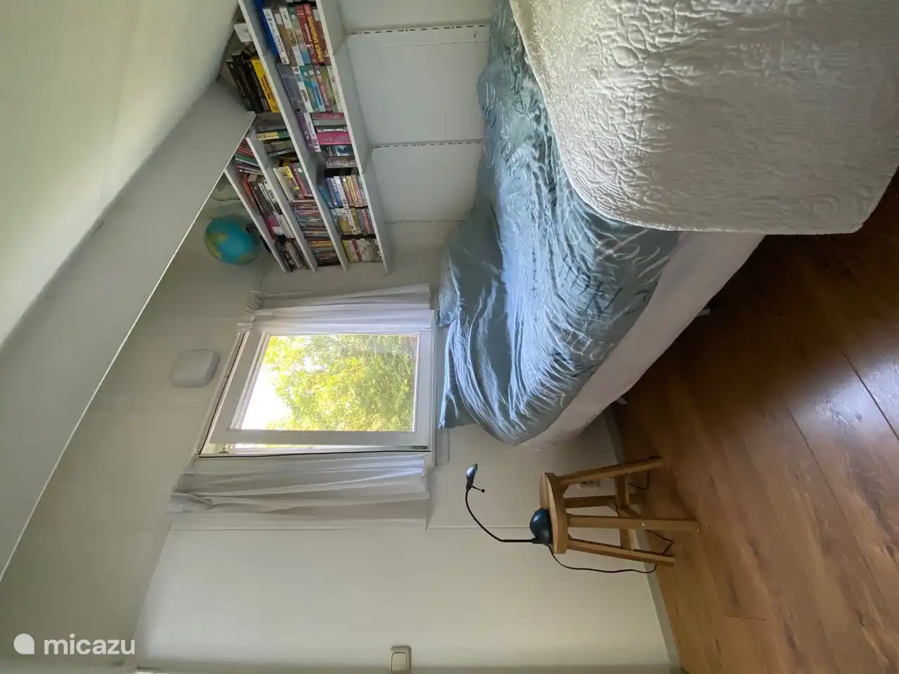 Dieses Zimmer hat ein Bett von 1,40 m und befindet sich auf der Vorderseite des Hauses.