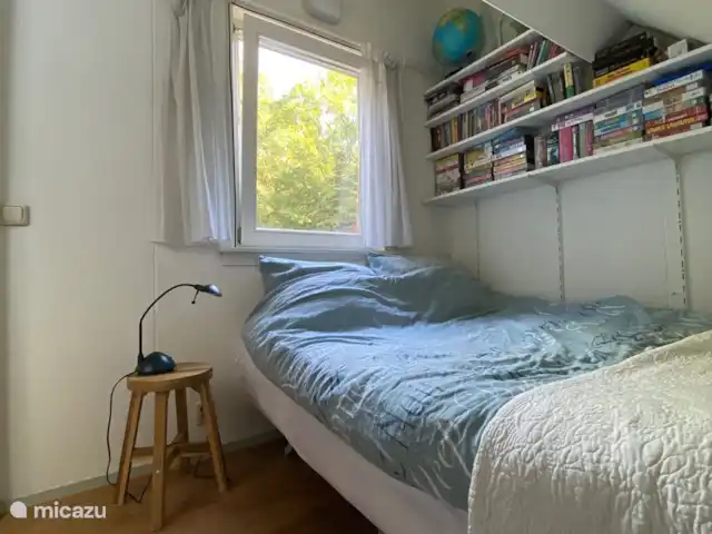 Boshuis huren in Nederland, Drenthe, Wateren - vakantiehuis Deze kamer heeft een bed van 1.40 m, en staat aan de voorkant van het huis.