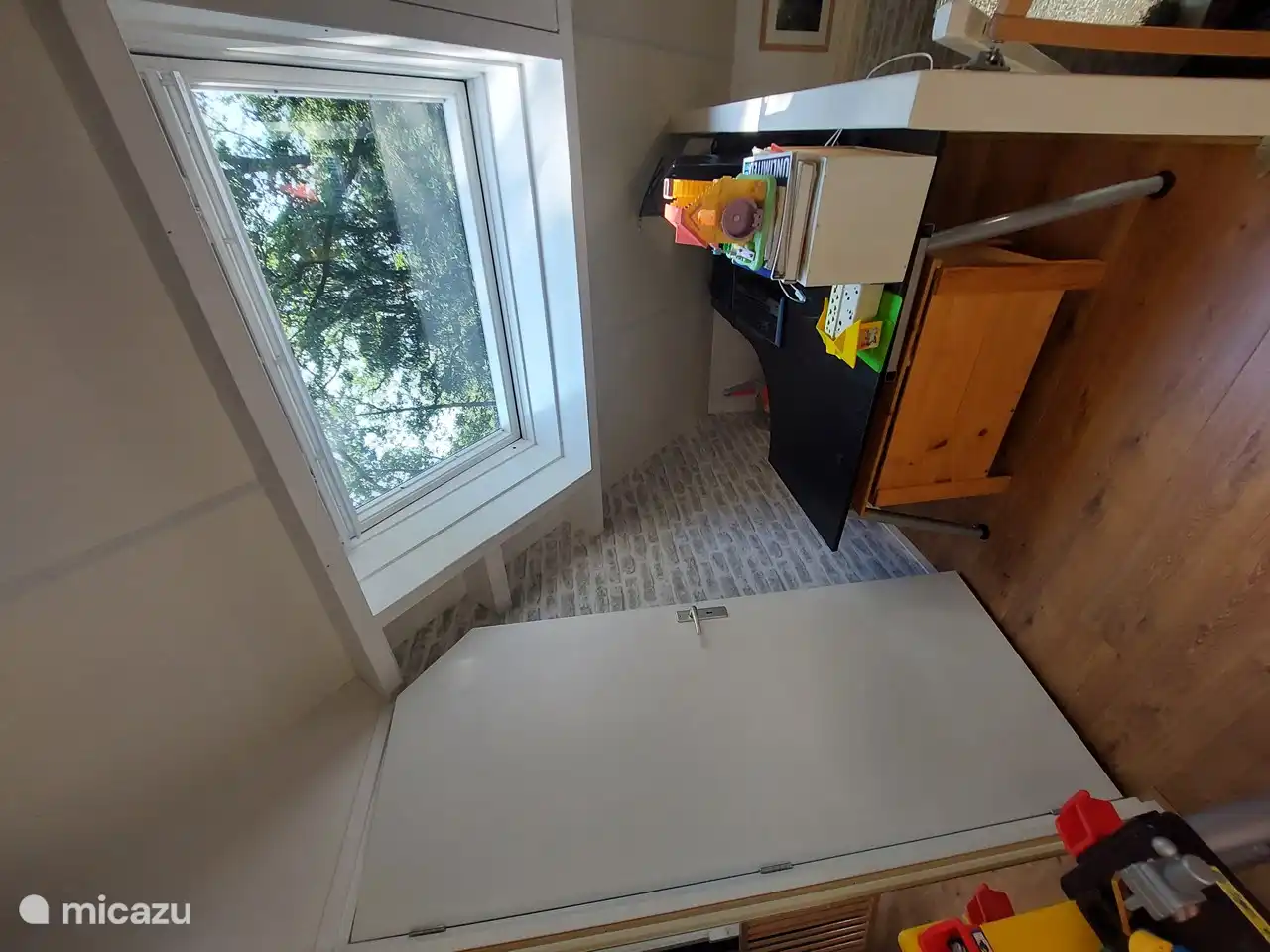 Eine Computerecke und Spielecke für etwas weniger schönes Wetter.