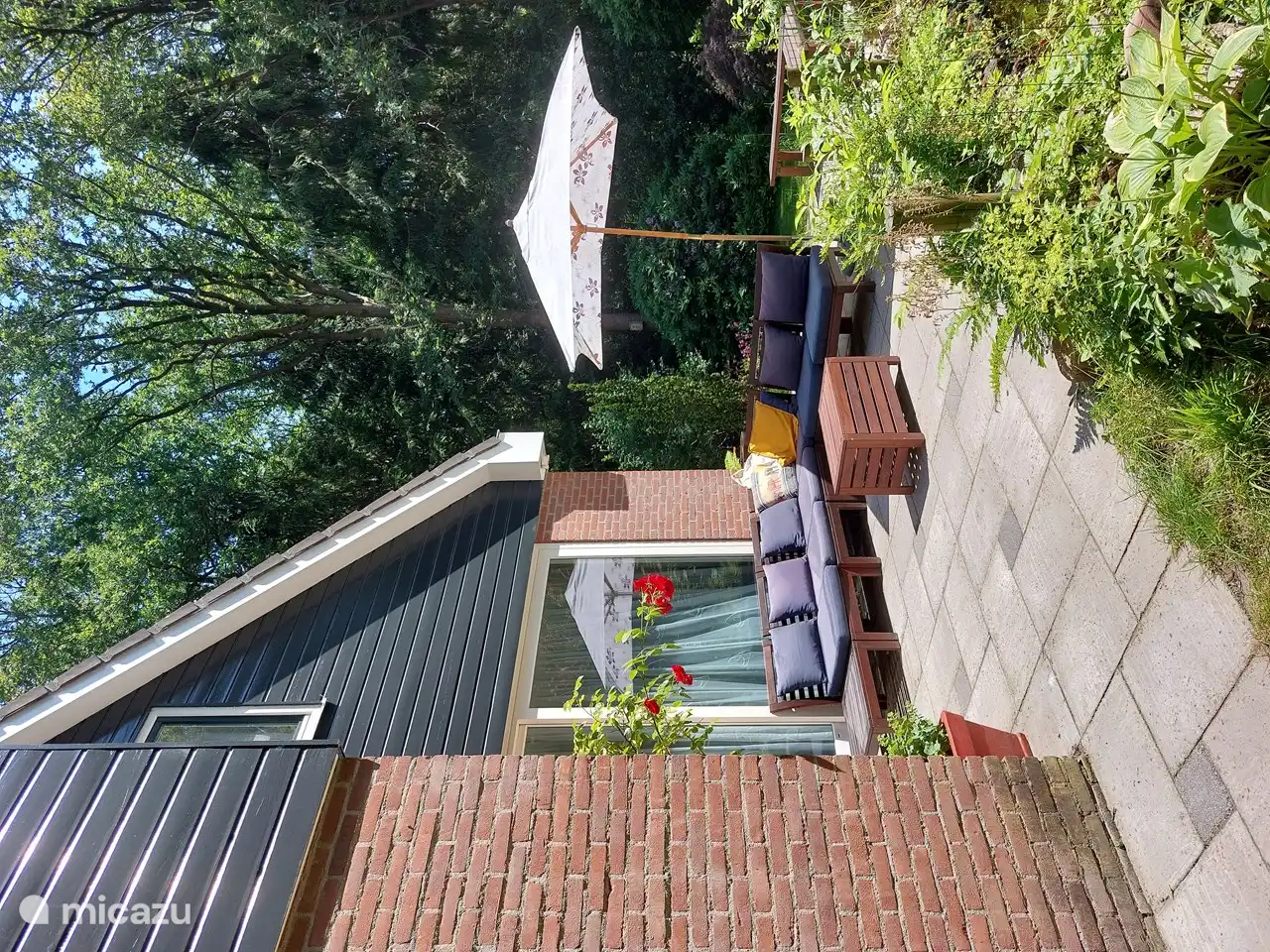 Dieses Lounge-Set befindet sich auf der Sonnenseite des Hauses. Es müssen noch 2 x 3-Personen-Bänke hinzugefügt werden, um jedem einen Platz zu geben. Die Sonne scheint auf der Terrasse von ca. 11.00 Uhr bis ca. 15.00 Uhr Auf dem Truhentisch lässt sich allerlei griffbereit verstauen.