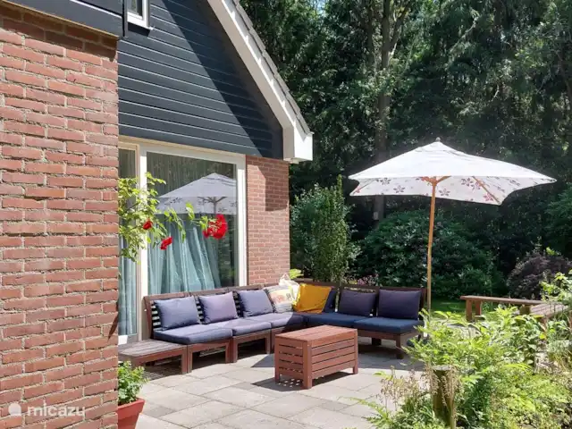 Boshuis huren in Nederland, Drenthe, Wateren - vakantiehuis Deze loungeset staat aan de zonzijde van het huis. Er zijn nog 2x 3 persoonsbankjes om erbij te zetten om toch iedereen een plekje te geven. De zon staat rond 11.00 uur op het terras tot een uur of 15.00 In de kisttafel kunnen allerlei dingen opgeslagen worden om dicht bij de hand te hebben.