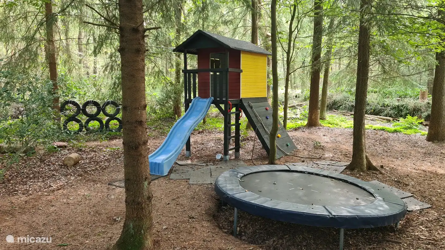 Neben dem Spielhaus mit Kletterausrüstung befindet sich ein Kletterberg, Kletterreifen, eine Hütte und ein Kletterbaum, um den Kindern Spaß im Freien zu bereiten.
