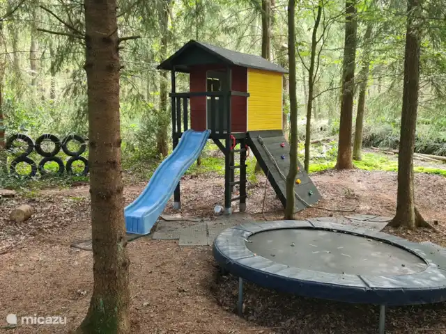 Boshuis huren in Nederland, Drenthe, Wateren - vakantiehuis Naast het speelhuisje met klimattributen is een klimbergje, klimbanden, een hut en een klimboompje om de kinderen wat buitenvertier te geven.