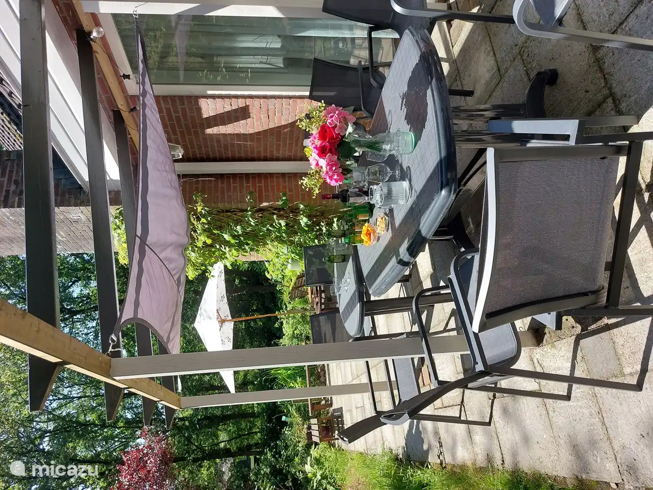 Dieser Sitzbereich verfügt über 10 Terrassenstühle. Darüber befinden sich 2 Vordächer, die als Sonnenschutz, aber auch als Windschutz dienen können. Wie das Wetter an diesem Tag ist. So muss man nicht gleich bei ein bisschen Regen aufbrechen. Die Morgensonne ist früh da, ein wunderbarer Frühstücksplatz!