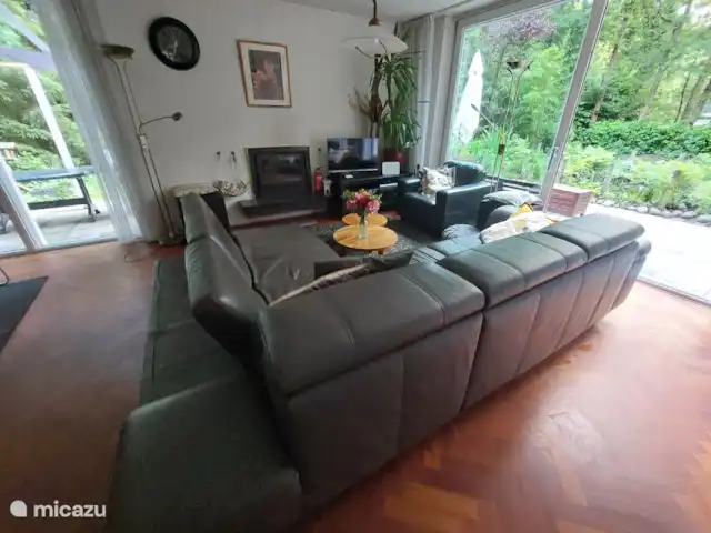 Boshuis huren in Nederland, Drenthe, Wateren - vakantiehuis De loungebank heeft beweegbare nekleuningen en een gedeelte heeft een neerklapbare rugleuning. Hiermee kunnen meer zittingen gecreëerd worden.