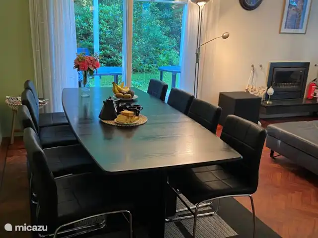 Boshuis huren in Nederland, Drenthe, Wateren - vakantiehuis De woonkamer heeft een eethoek met 8 stoelen, maar met krukjes en klapstoel kunnen er 10 rond de tafel zitten. De zithoek heeft 2 leuningen die neergeklapt kunnen worden. Zo zijn er meer zitplekken te creëren. Ook zijn er 2 kubussen als zitplekken en een poef.