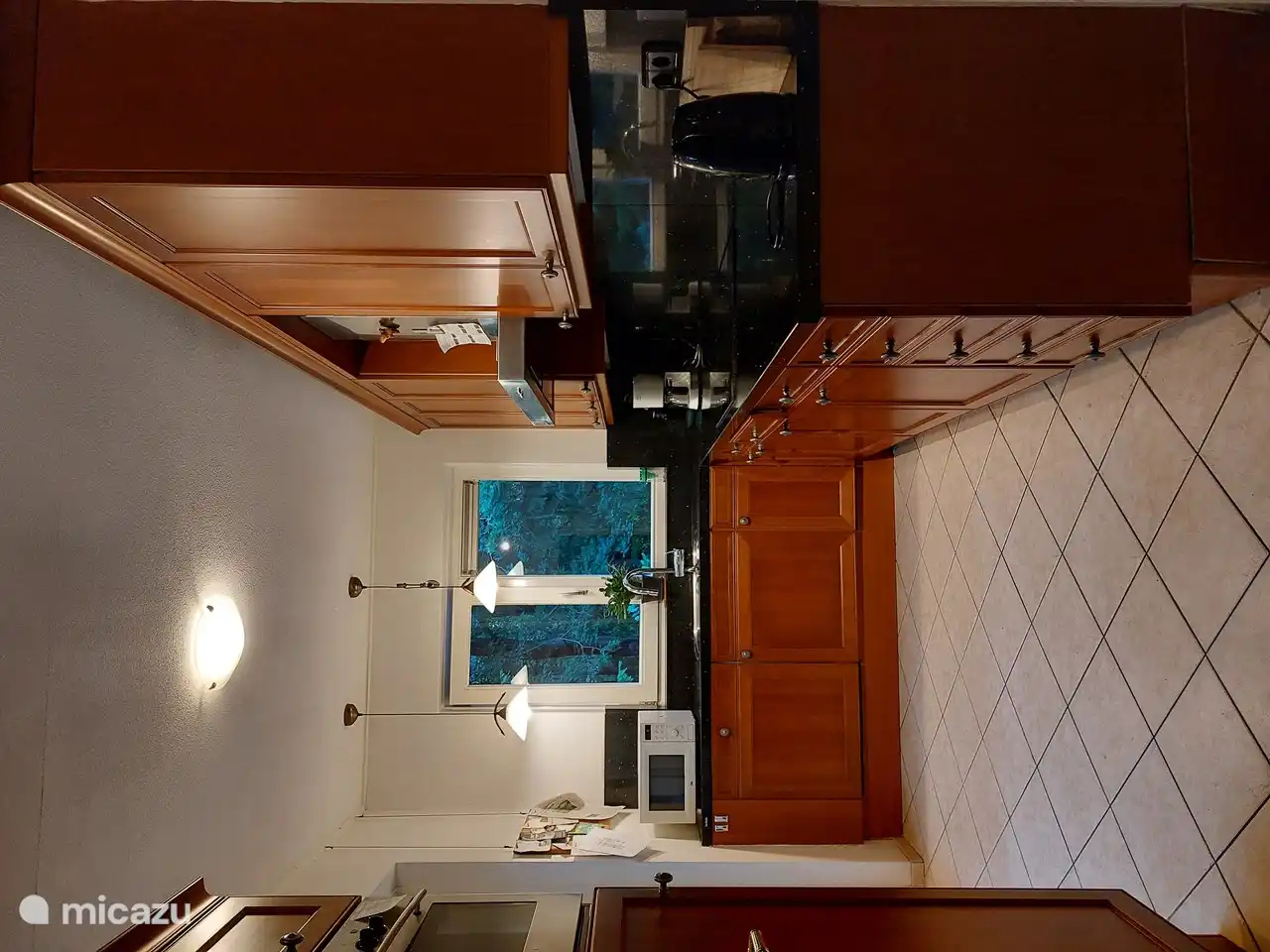 Die Küche umfasst einen Geschirrspüler, einen Backofen, einen Kühlschrank und eine Mikrowelle. Im angrenzenden Abstellraum befindet sich ein Gefrierschrank, eine Waschmaschine und ein Trockner. Es gibt ausreichend Geschirr und Besteck usw. Es gibt auch einen Kontaktgrill und einen Mixer usw