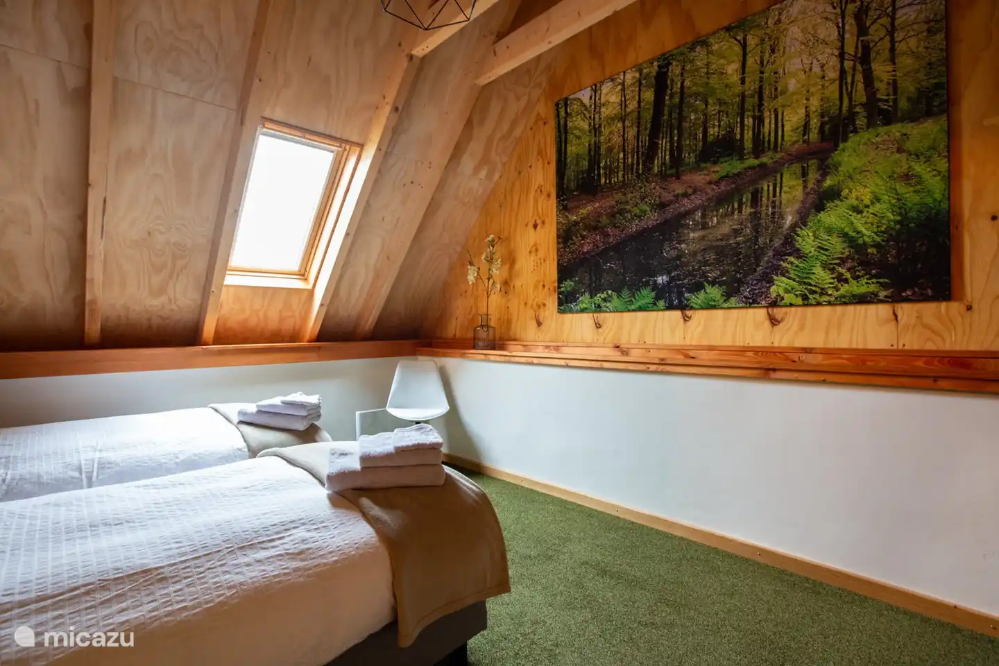 Des photos de l'environnement de gestion se trouvent dans les chambres. C'est la chambre du printemps avec une photo du Harseveld