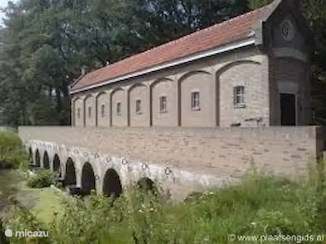 Vakantiehuis de Kampstede huren in Nederland, Overijssel, Denekamp - appartement Het sluishuisje. Het eerste aquaduct van Nederland. Hier gaat de rivier de Dinkel onder het Almelo-Nordhorn kanaal door. 200 meter van het vakantiehuis. Ook rondom dit sluishuisje kunt u een kleine wandeling maken.