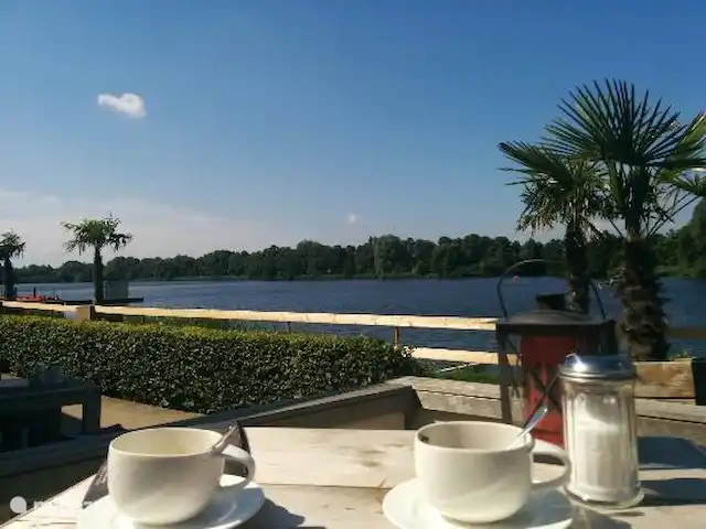 Vakantiehuis de Kampstede huren in Nederland, Overijssel, Denekamp - appartement Net over de grens bij Nordhorn, circa 10 km, is een meertje waar u met een kano of trapboot kunt varen. Ook een rondvaart over het meer en de stad is mogelijk. U ziet hier het uitzicht vanaf restaurant Pier '99.