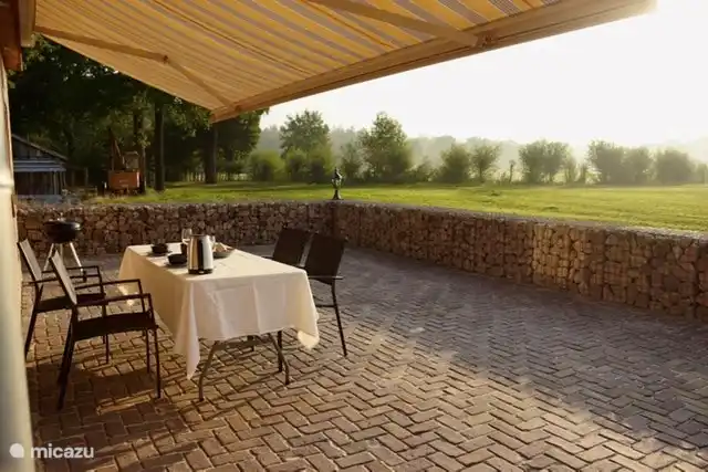 Terrasse privée avec vue dégagée. Des cigognes et des chevreuils peuvent être vus régulièrement.
