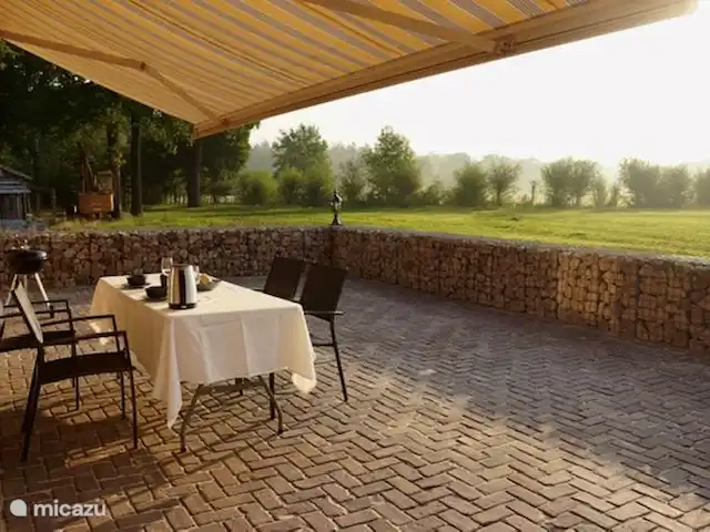 Vakantiehuis de Kampstede huren in Nederland, Overijssel, Denekamp - appartement Eigen terras met vrij uitzicht. Ooievaars en reeën laten zich geregeld zien.