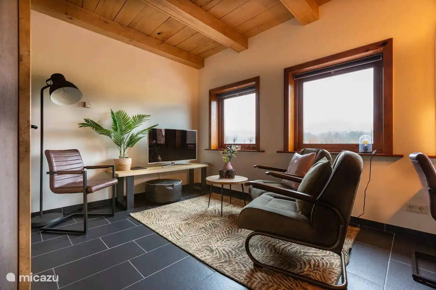 Un bel espace ouvert où vous pourrez profiter de la vue. Wifi et fibre optique sont disponibles.