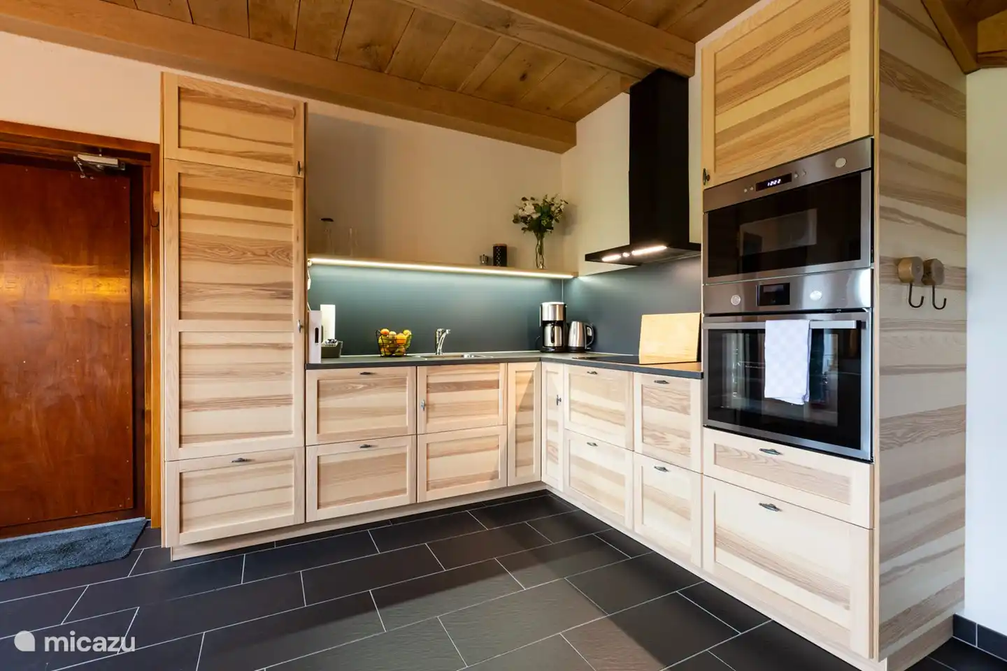 Une cuisine spacieuse avec toutes les commodités. Le four, le micro-ondes combiné, le réfrigérateur et même le moule à gâteau sont prêts.