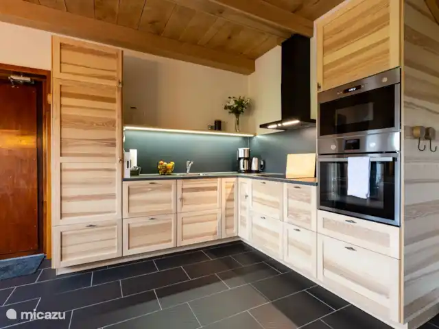 Vakantiehuis de Kampstede huren in Nederland, Overijssel, Denekamp - appartement Een ruimte keuken voorzien van alle gemakken. Oven, combimagnetron, koelkast en zelfs de cakevorm staat klaar.