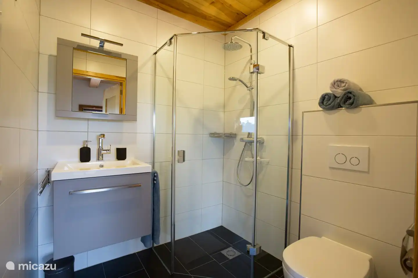 Magnifique douche à effet pluie, chauffage au sol et sèche-serviettes