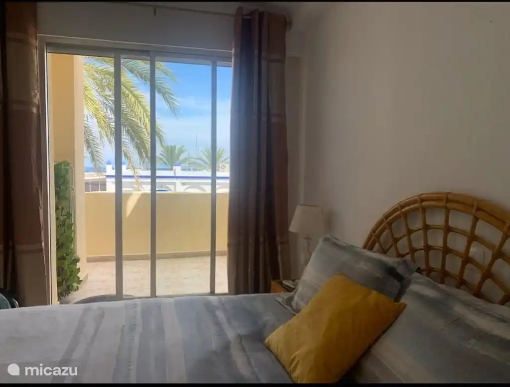 Chambre 2 avec accès à la terrasse