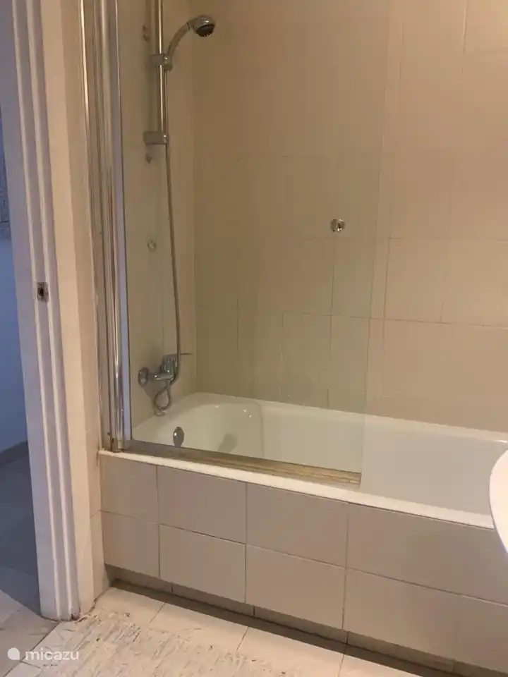 2e salle de bain avec baignoire