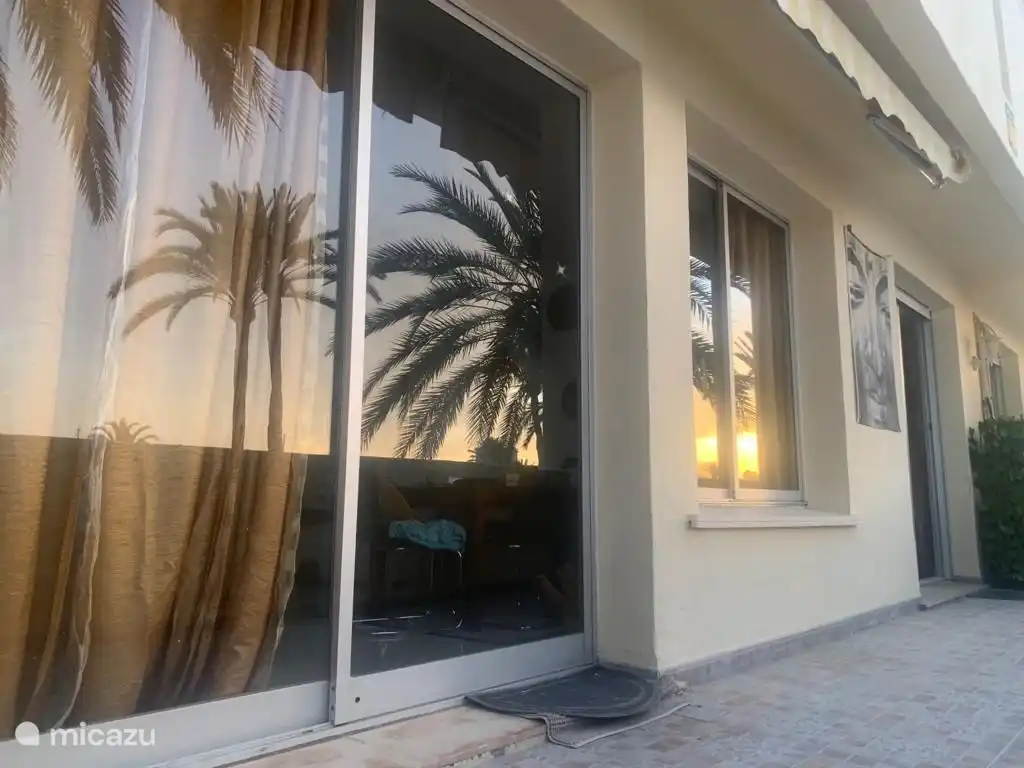 Terrasse très spacieuse avec portes coulissantes vers le salon