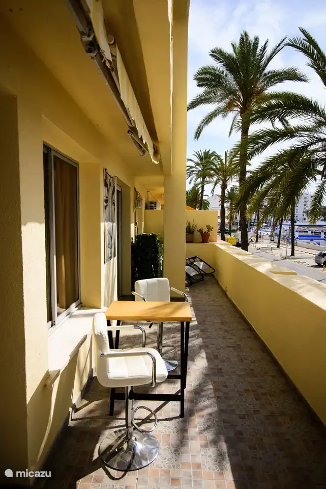 Terrasse très spacieuse avec possibilité de s'asseoir et de s'allonger