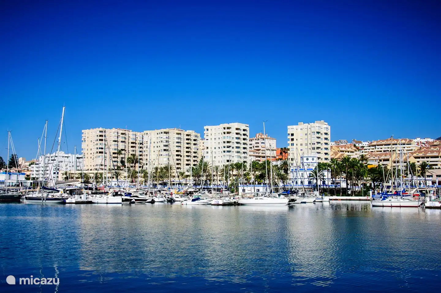 Vue d'ensemble du port vers l'appartement