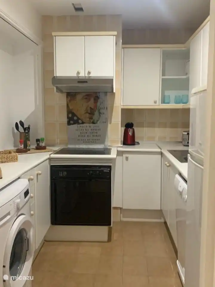 Cuisine avec lave-linge, lave-vaisselle, four