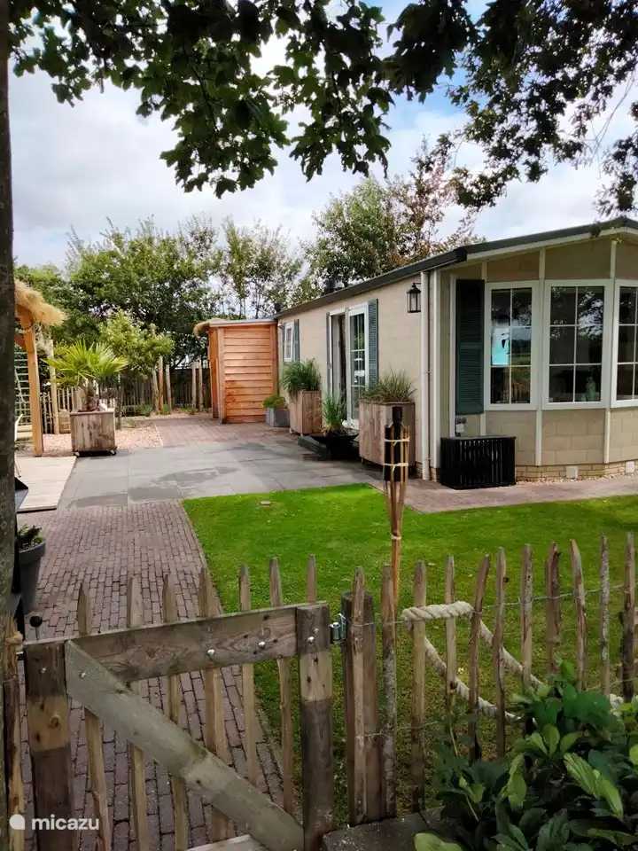 Garten komplett eingezäunt, Rasen und gemütliches Dach..