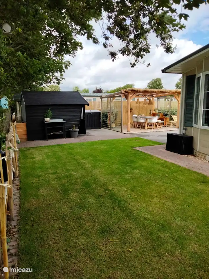 Schöner Garten findet immer einen Platz für die Sonne oder den Schatten