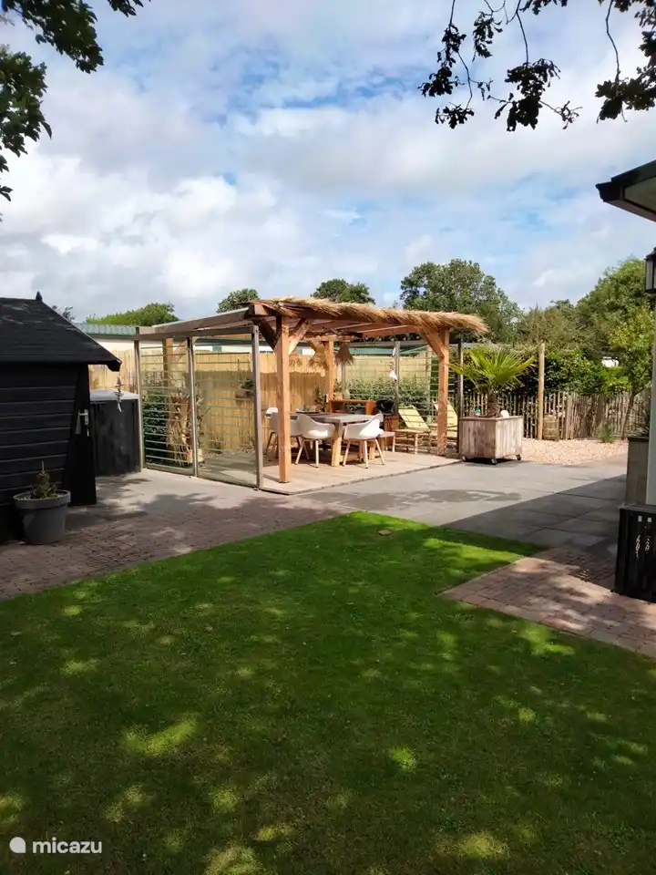 Baldachin mit gemütlicher Atmosphäre, wo sich auch der Grill befindet und Sie elektrisch kochen können