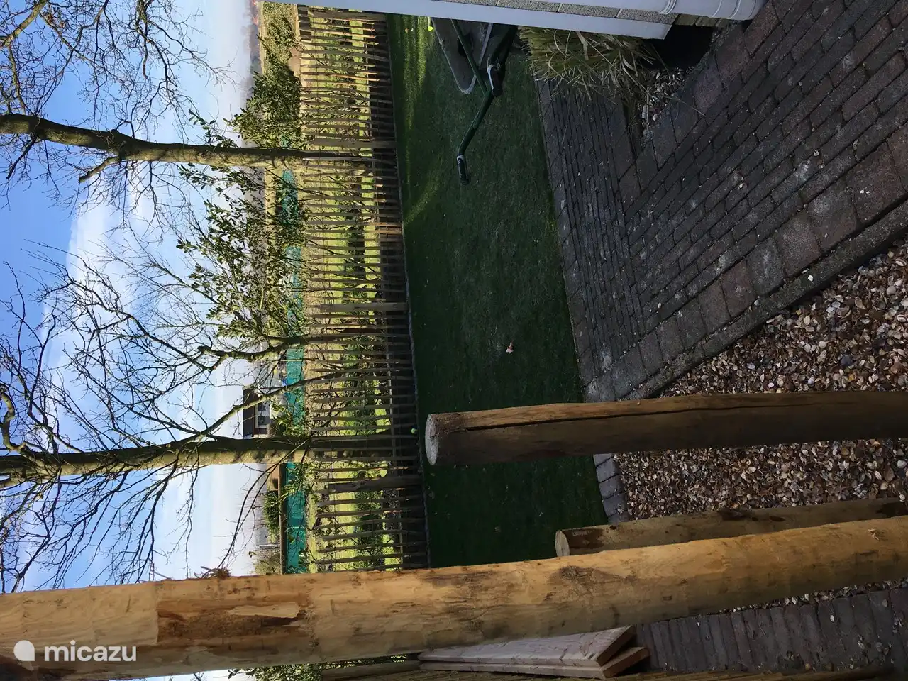 Weitblick über Wiesen und ein Stück Gemüsegarten.